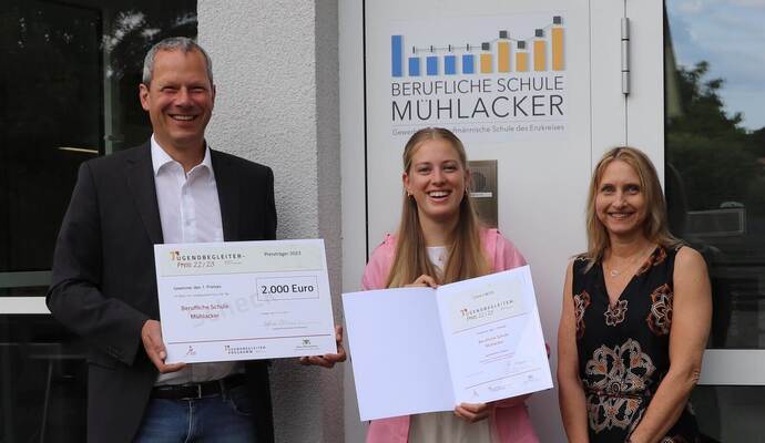 BSM-Schulleiter Veit Kibele (von links), Sophia Fischer und die stellvertretende Schulleiterin Uta Talke-Trübenbach.