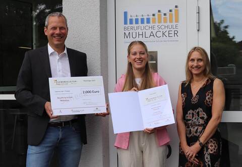 BSM-Schulleiter Veit Kibele (von links), Sophia Fischer und die stellvertretende Schulleiterin Uta Talke-Trübenbach.