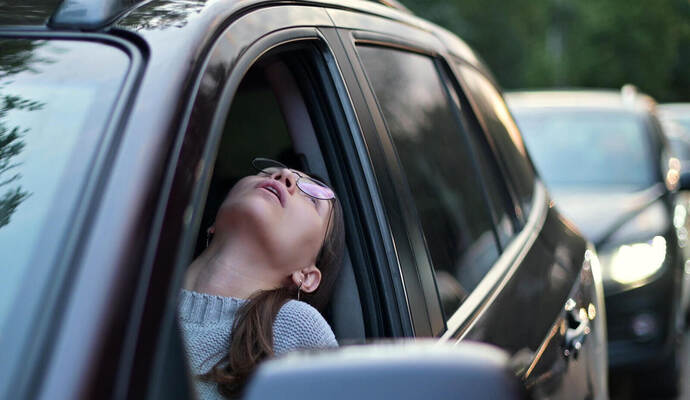 Viel Geduld brauchen Autofahrer derzeit in Calmbach. Young woman stands in a traffic jam and looks out through the window