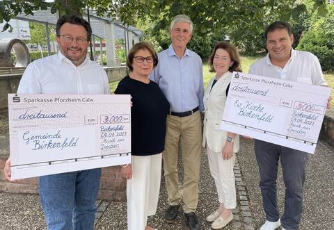 Freude über die symbolische Scheckübergabe: Martin Steiner (von links), Dorothee Schumacher, Joachim Schück, Annette Becht-Fedon und Volker Oelschläger.