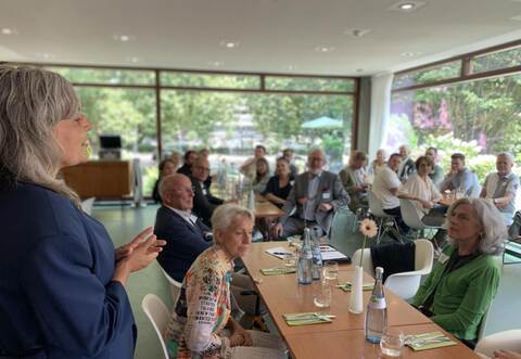 Kuratorin Katharina Wahl (links) informiert die Sponsoren des Ornamenta-Projekts über die neuen Pläne und Entwicklungen.