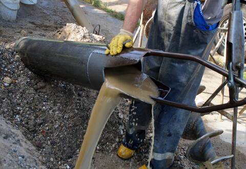 Mit Hilfe einer meterlangen Hülse wird bei der Tiefenbohrung Material aus dem Boden geholt. Gesucht wird nach Schadstoffen im Erdreich. Allein im Bereich der ehemaligen US-Militärtankstelle an der A8 fielen 8500 Tonnen ölkontaminierter Bodenaushub an. Foto: brudertack69