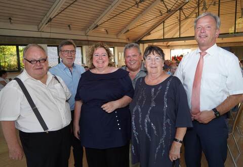 Günter Bächle (von links), Peter Seiter, Susanne Kaiser-Asoronye, Willi Tilger, Monika Meisenbacher und Bürgermeister Heiko Genthner hoffen auf mindestens 25 weitere erfolgreiche Jahre für den Freundeskreis Geschichte.