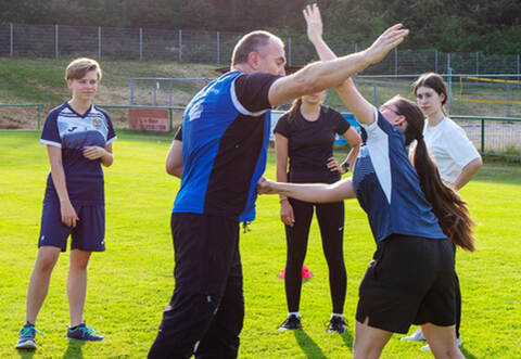 Selbstverteidigung statt Fußball: Jürgen Köhler (links) zeigte den Wilferdingerinnen, wie man sich mit einfachsten Techniken gegen Angreifer wehrt.