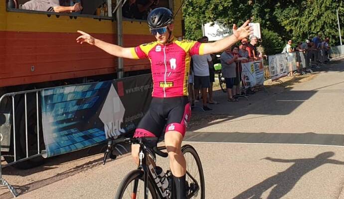 Zieleinfahrt: Aaron König gewinnt das Rennen in Neupotz. Zieleinfahrt: Aaron König gewinnt das Rennen in Neupotz.