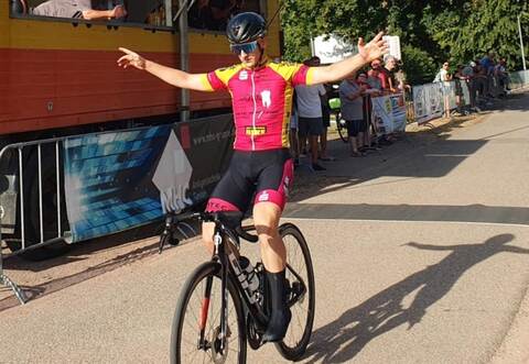 Zieleinfahrt: Aaron König gewinnt das Rennen in Neupotz.