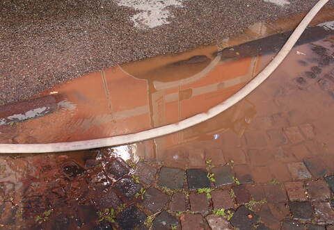 Die Pforzheimer Feuerwehr hilft nach dem Großbrand in einer Recyclinganlage in Oberderdingen-Flehingen mit dem Abtransport des gesammelten kontaminierten Löschwassers, das außerhalb von Kanalnetz und Kläranlage fachgerecht entsorgt werden muss.