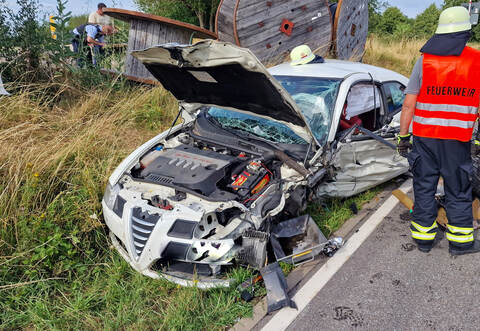 Totalschaden: Ein Mann wurde bei dem Unfall hinter Conweiler schwer verletzt.