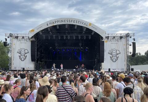 Bewölkter Himmel, leichter Nieselregen - das hält die Leute an Tag zwei nicht vom Feiern ab.