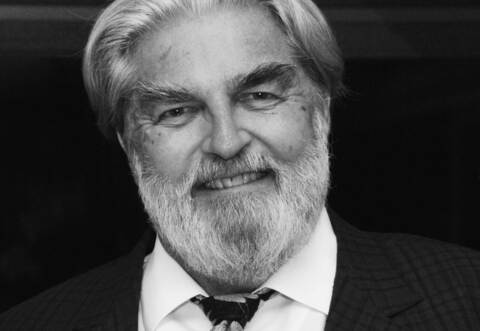 Im Alter von 82 Jahren stirbt Jochen Peter Winkelstroeter.