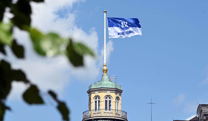 Fahne des Karlsruher SC über dem Schloss