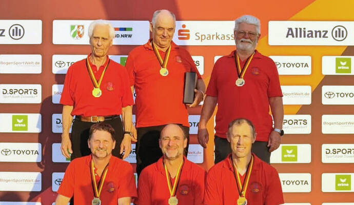 Die erfolgreichen Schömberger Bogenschützen bei der DM: Hinten von links Wolfgang Frei, Leonhard Paterok, Paul Wallner. Vorne von links Stephan Wenzl, Frank Hammann und Udo Weyersmüller. Die erfolgreichen Schömberger Bogenschützen bei der DM: Hinten von links Wolfgang Frei, Leonhard Paterok, Paul Wallner. Vorne von links Stephan Wenzl, Frank Hammann und Udo Weyersmüller.
