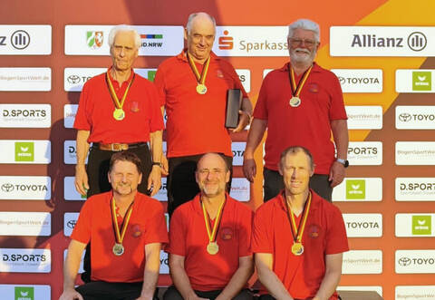 Die erfolgreichen Schömberger Bogenschützen bei der DM: Hinten von links Wolfgang Frei, Leonhard Paterok, Paul Wallner. Vorne von links Stephan Wenzl, Frank Hammann und Udo Weyersmüller.