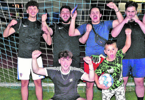 Das Team AJMO BRATE NG“, („Auf geht’s Bruder“) gewann gleich bei seiner Premiere. Darüber freuen sich: Dennis Lienert (von links), Tim Schäfer, Fabio Ravalli, Leon Berner, und Ceyhun, Uücüsahin. Ben Dietrich (8, vorne) gehörte zur Mannschaft der F-Jugendspieler. Die Siegerehrung erfolgt durch Jens Hofsäß, Vorstand Verwaltung, mit seiner Anni auf dem Arm.