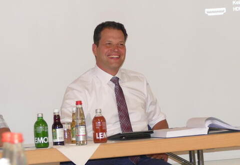 Maulbronns neuer Bürgermeister Aaron Treut hat seine erste Ratssitzung absolviert.