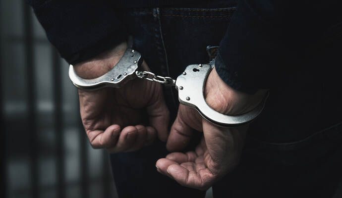 Nun doch: Weil der 24-Jährige die Ermittlungen beeinträchtigen soll, muss er doch in Haft. Nun doch: Weil der 24-Jährige die Ermittlungen beeinträchtigen soll, muss er doch in Haft.