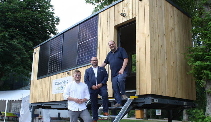In Bad Liebenzell gibt es auch schon einen Kubus. Johannes Schaible vom Landratsamt Calw (von links), Bürgermeister Roberto Chiari und Moritz Meidert eröffnen den dortigen „KoKubus“.