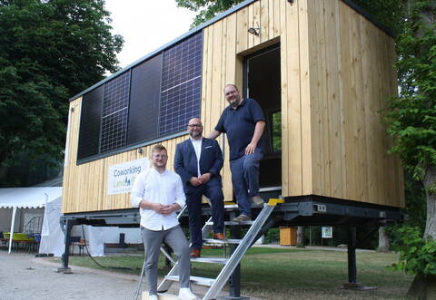 In Bad Liebenzell gibt es auch schon einen Kubus. Johannes Schaible vom Landratsamt Calw (von links), Bürgermeister Roberto Chiari und Moritz Meidert eröffnen den dortigen „KoKubus“.
