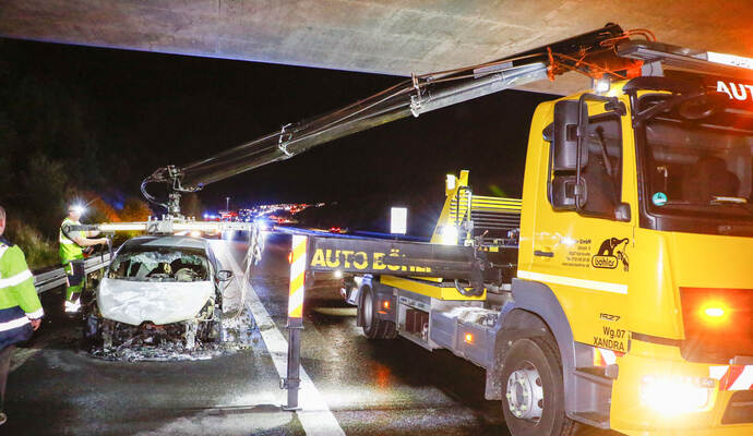 Bei einem Brand eines Renauts auf der A8 zwischen Karlsbad und Pforzheim-West entstand ein Totoalschaden in Höhe von 10.000 Euro. Bei einem Brand eines Renauts auf der A8 zwischen Karlsbad und Pforzheim-West entstand ein Totoalschaden in Höhe von 10.000 Euro.