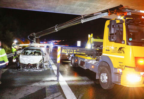 Bei einem Brand eines Renauts auf der A8 zwischen Karlsbad und Pforzheim-West entstand ein Totoalschaden in Höhe von 10.000 Euro.