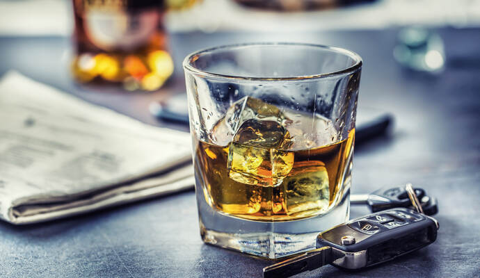 Die beiden Autofahrer mussten mit Verdacht auf Trunkenheit am Steuer einen Alkoholtest machen. Car keys and glass of alcohol on table in pub or restaurant.