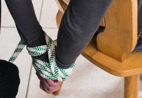 Zwei Unbekannte haben in Remchingen-Singen einen Mann (Symbolbild) in seiner Wohnung gefesselt und beraubt.