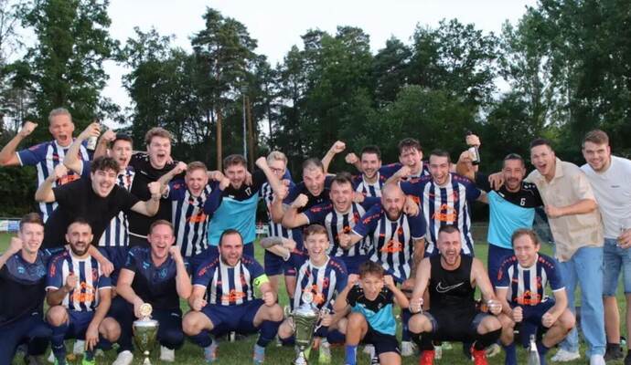 Die Spieler des 1. FC Schellbronn feiern den Sieg beim Biet-Pokal.