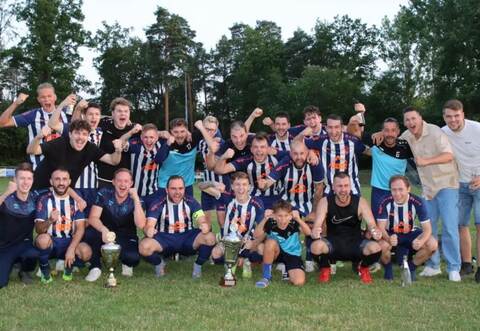 Die Spieler des 1. FC Schellbronn feiern den Sieg beim Biet-Pokal.