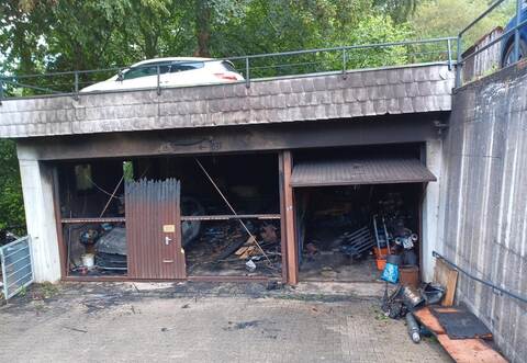 So präsentiert sich die Garage in der Laienbergstraße in Bad Wildbad am Mittag nach dem Brand.