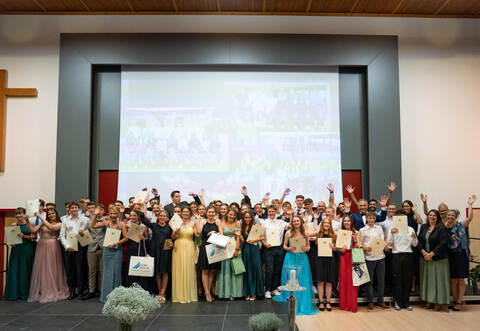 Die Mittelstufen-Klassen an der Johann-Christoph-Blumhardt-Schule zeigen stolz ihre Zeugnisse.