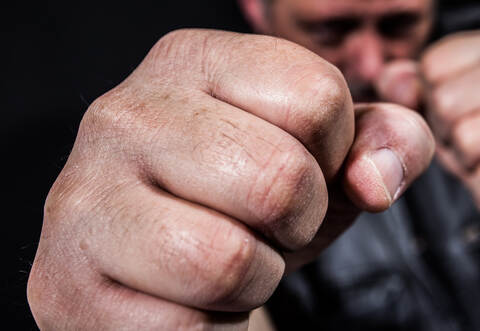 Zwei Männer haben angefangen, sich zu prügeln. Danach haben sich noch weitere eingemischt.