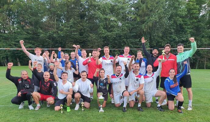 Die Teilnehmerinnen und Teilnehmer des Gerümpel-Turniers am Montagabend.