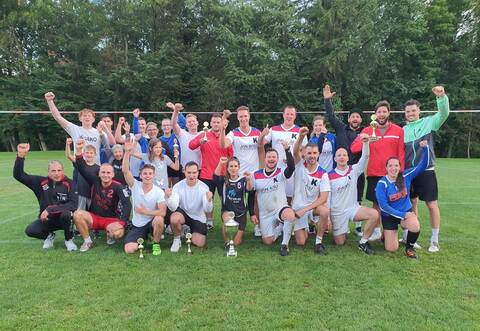 Die Teilnehmerinnen und Teilnehmer des Gerümpel-Turniers am Montagabend.