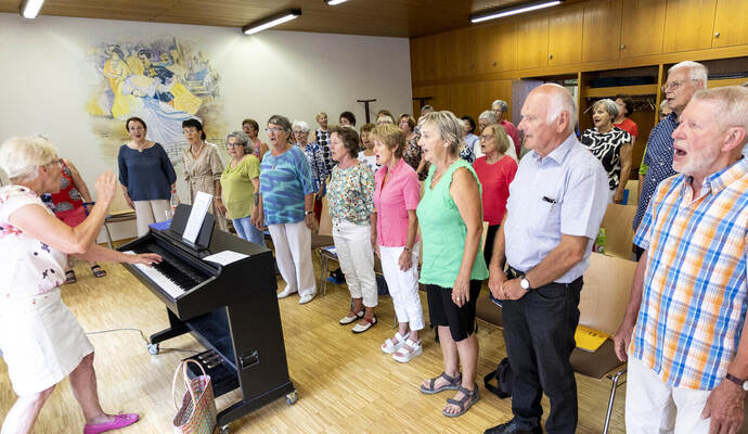 Hochkonzentriert folgt der „Musikalische Stammtisch 60+“ den Anweisungen der mittlerweile nur noch ehrenamtlichen Chorleiterin Siegrun Stütz. Foto: Röhr Ü60 Stammtisch Chor Eisingen