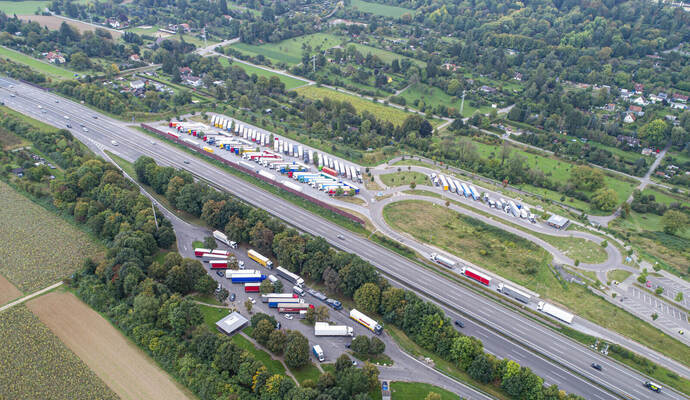 Auf dem kleineren A8-Parkplatz Kämpfelbach in Richtung Karlsruhe sollen künftig mehr Lastwagenfahrer Pause machen können. Für den Umbau ist der Parkplatz bis Dezember aber zu. Parkplatz Am Kämpfelbach Nord