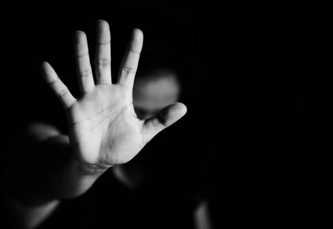 Während einer Sportveranstaltung griff ein älterer Mann nach einer Sportlerin und berührte diese unsittlich.