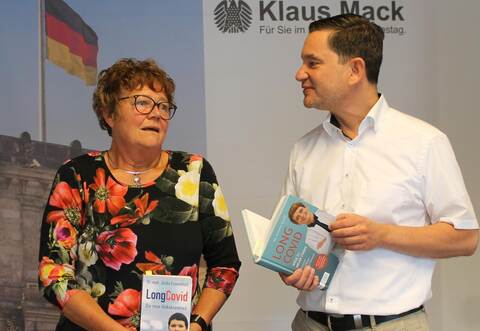 Renate Keilbach und Klaus Mack tauschen sich über vielen Folgen von Long-Covid aus.