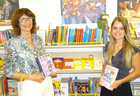 Büchereileiterin Ute Köhle-Hauser (links) und die stellvertretende Hauptamtsleiterin Alina Mundi sind schon auf die kreativen Beiträge aus dem Sommerleseclub gespannt.