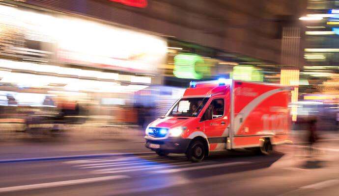 Mit schweren Verletzungen musste der Mann in ein Krankenhaus gebracht werden. Rettungswagen der Berliner Feuerwehr