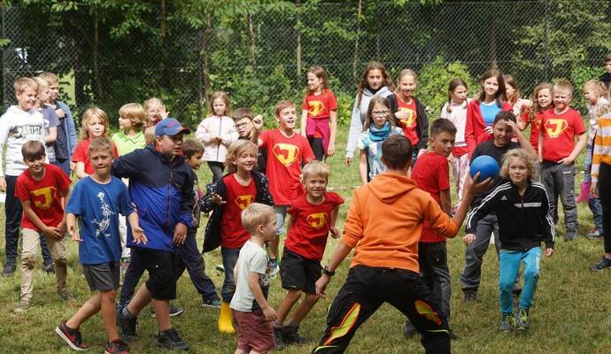 Beim Völkerballturnier konnten sich die Kinder austoben. Dabei haben die Betreuer darauf geachtet, dass die Teams in etwa gleich stark sind. Foto: Nico Roller Beim Völkerballturnier konnten sich die Kinder austoben. Dabei haben die Betreuer darauf geachtet, dass die Teams in etwa gleich stark sind. Foto: Nico Roller