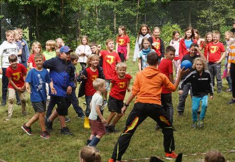 Beim Völkerballturnier konnten sich die Kinder austoben. Dabei haben die Betreuer darauf geachtet, dass die Teams in etwa gleich stark sind. Foto: Nico Roller