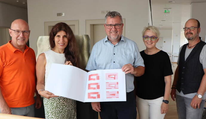 Freuen sich über die gute Nachricht aus Stuttgart in Sachen inklusiver Werkstattneubau in Neuenbürg (von links): Caritasdirektor Frank Johannes Lemke, Sozialdezernentin Katja Kreeb, die Vorstandsmitglieder Jürgen Halbleib und Gabriele Weber sowie Dirk Wolfram, Abteilungsleiter Behindertenhilfe bei der Stadt Pforzheim. Freuen sich über die gute Nachricht aus Stuttgart in Sachen inklusiver Werkstattneubau in Neuenbürg (von links): Caritasdirektor Frank Johannes Lemke, Sozialdezernentin Katja Kreeb, die Vorstandsmitglieder Jürgen Halbleib und Gabriele Weber sowie Dirk Wolfram, Abteilungsleiter Behindertenhilfe bei der Stadt Pforzheim.