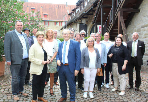 Auf Einladung des Brettener CDU-Landtagsabgeordneten Ansgar Mayr (vorne von links) besichtigt die Landes-Bauministerin Nicole Razavi (CDU) gemeinsam mit der Grünen-Landtagsabgeordneten Andrea Schwarz, Bürgermeister Thomas Nowitzki, Oberderdinger Gemeinderatsmitgliedern sowie dem Geschäftsführer der Kommunalbau GmbH, Dieter Motzer (rechts), am späten Dienstagnachmittag Bauprojekte in Oberderdingen.