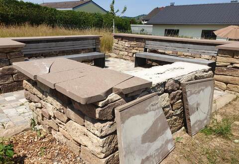 Im „Treffpunkt Wiesenpark“ am Lienzinger Friedhof sind die Steinplatten demoliert worden.
