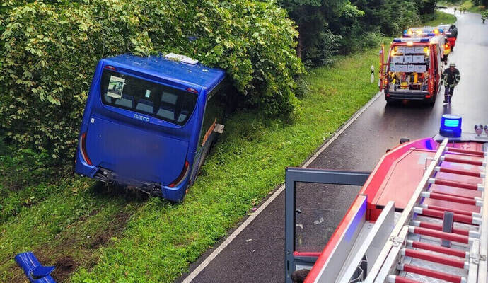 Zwischen Bieselsberg und Unterreichenbach kam der Busfahrer von der Straße ab.