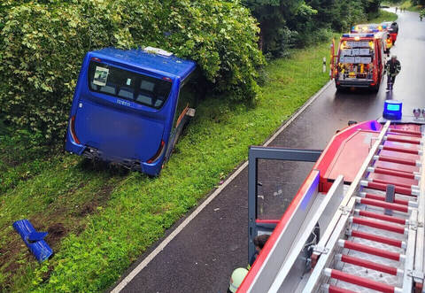Zwischen Bieselsberg und Unterreichenbach kam der Busfahrer von der Straße ab.