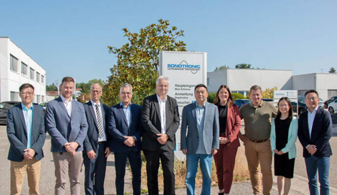 Sonotronic gehört jetzt zur Dürkopp Adler Gruppe. In der Mitte CEO Frank Meyer mit Zhang Min, Chef von SGG. Sonotronic