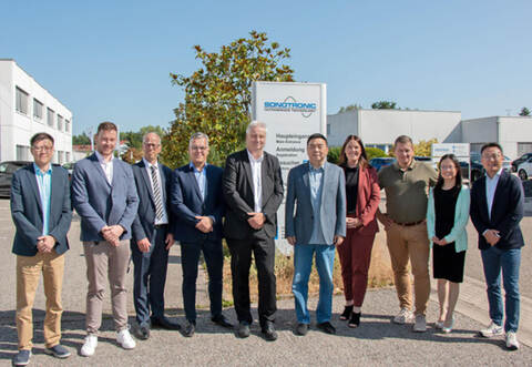 Sonotronic gehört jetzt zur Dürkopp Adler Gruppe. In der Mitte CEO Frank Meyer mit Zhang Min, Chef von SGG. Sonotronic