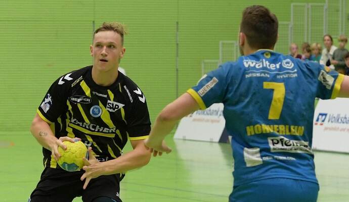 •Nico Schöttle (links) war Dreh- und Angelpunkt im Testspiel des TVB Stuttgart gegen „seine“ SG Pforzheim/Eutingen mit Michael Hohnerlein. Foto: PZ-Archiv, Ripberger
