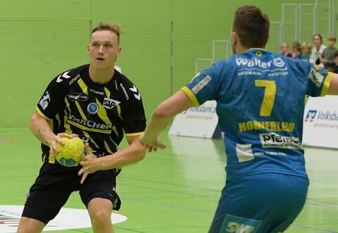 •Nico Schöttle (links) war Dreh- und Angelpunkt im Testspiel des TVB Stuttgart gegen „seine“ SG Pforzheim/Eutingen mit Michael Hohnerlein. Foto: PZ-Archiv, Ripberger